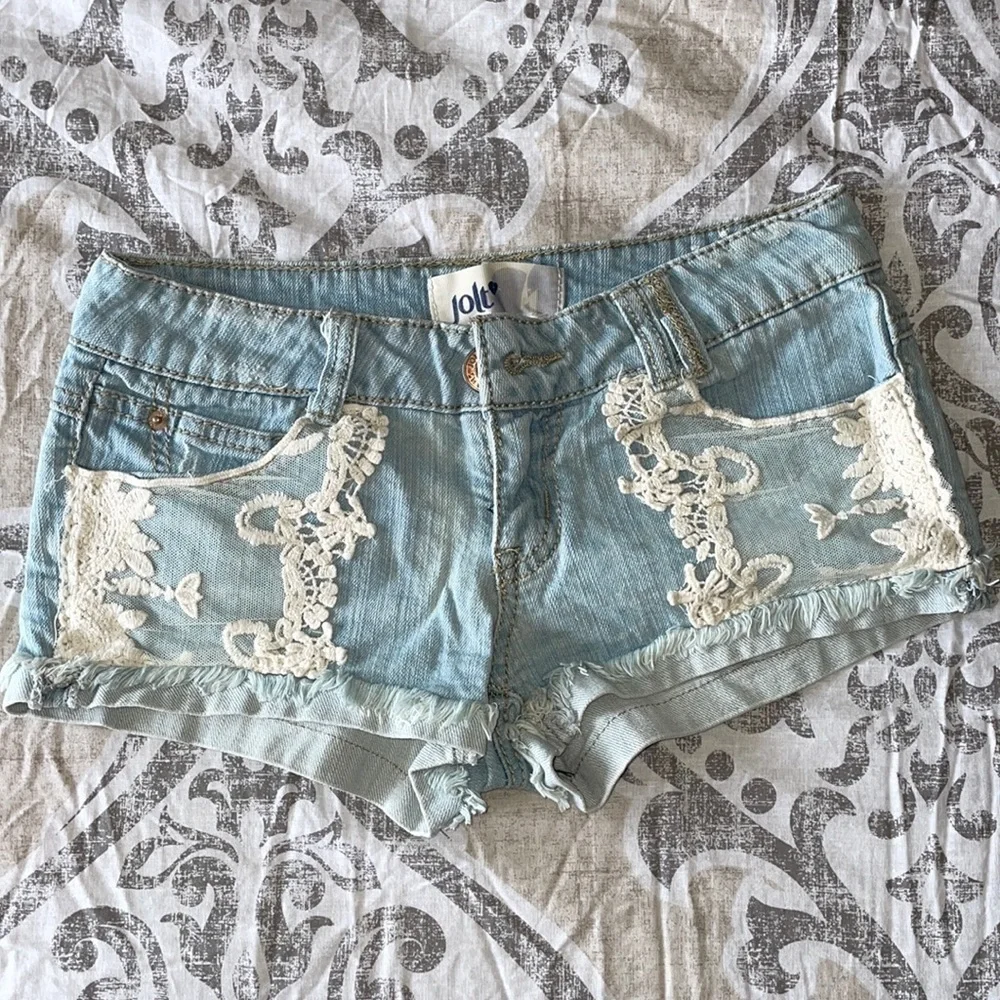 JOLT light blue lace embroidered fringe jean shorts in juniors size 1 - Picture 2 of 8